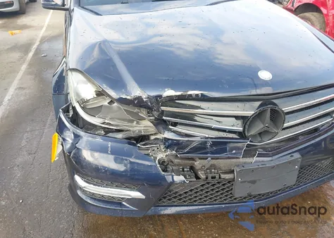 2014 Mercedes-Benz C 300 Luxury 4Matic/Sport 4Matic z USA, uszkodzony, nr VIN WDDGF8AB8EA963828